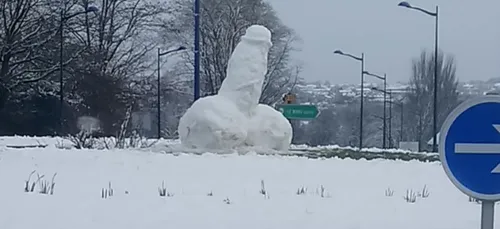 Un gigantesque pénis de glace provoque un vrai buzz au Mans ! (Photos)