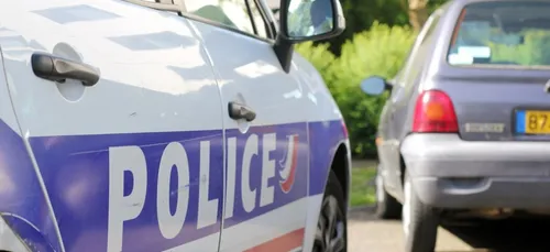 Un homme exhibe son sexe devant des policiers et demande à se faire...