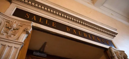 Un homme condamné pour avoir tiré sa femme par les cheveux sur plus...