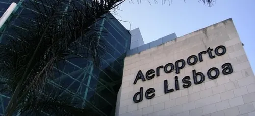 Dealer, il prend l'avion avec de fausses fesses remplies de cocaïne.