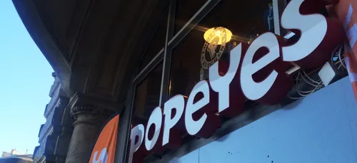 Arretez-tout ! Le fast-food Popeyes débarque enfin en France.