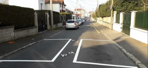Deux places de stationnement pour handicapés font marrer tout le net !