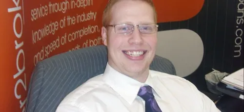 Un vendeur d'assurances change du tout au tout et devient mannequin...