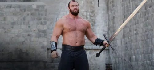 Tranquille, The Mountain de Game of Thrones, soulève 477kg. (Vidéo)