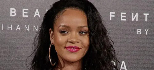 Rihanna, première artiste féminine de l'histoire à passer les 2...