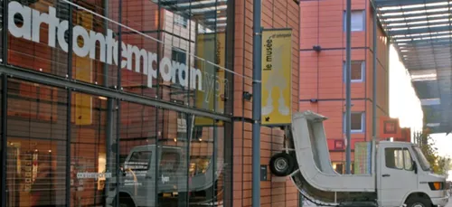 Un musée met en œuvre des poulets vivant en train de brûler et...