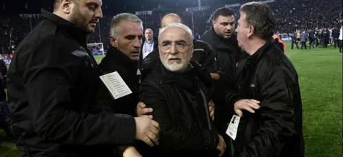 Visiblement bien vénère, le président du PAOK Athènes se rend sur...