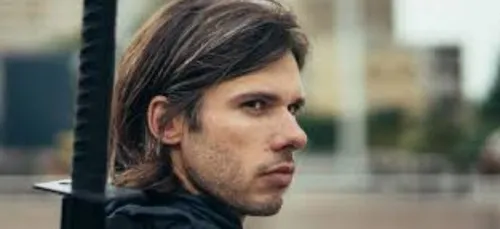 Orelsan dévoile un inédit, intitulé "Adieu les filles" ! (Vidéo)