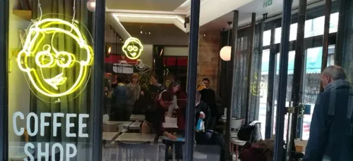 Découvrez le "Café Joyeux", le café qui donne sa chance aux...