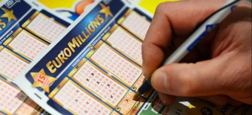 Après avoir retrouvé un vieux ticket de loto, un couple devient...