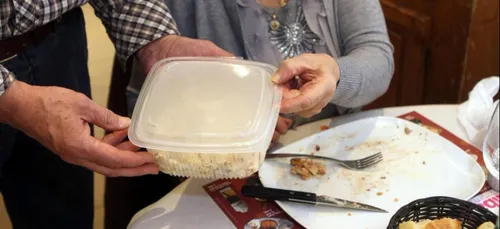 Le "doggy bag", bientôt obligatoire au restaurant ?