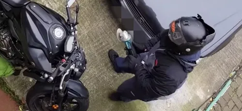Un homme filme 4 individus en train de lui voler sa moto ! (Vidéo)