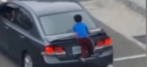 Un enfant s'accroche à la voiture de sa mère qui souhaite...