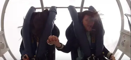 Foire du Trône : une barre de sécurité lâche en plein vol !