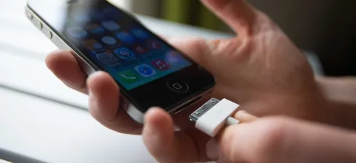 Nantes : pour s'abriter de la pluie et charger son téléphone, un...