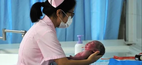 Un bébé naît 4 ans après le décès de ses parents !