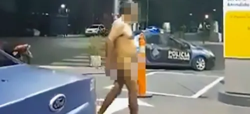 Nu, il se balade dans une station -service... Avec un sex-toy dans...