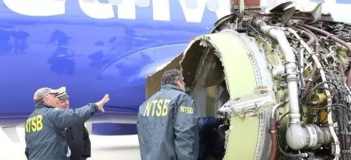 Le moteur d'un avion explose, une femme aspirée hors de l'appareil...