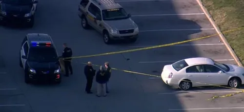 Un bébé tire sur sa mère après que le père ait laissé une arme à...