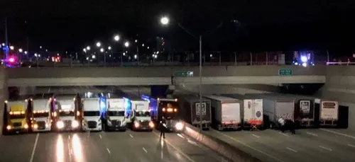 Etats-Unis: des camions s'alignent afin d'empêcher le suicide d'un...