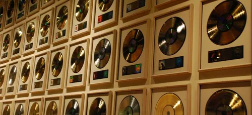 Suite au scandale des streams achetés, la SNEP change les seuils de...