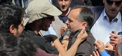 Robert Ménard, bousculé par des manifestants en Gironde