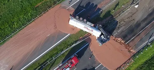 Une autoroute recouverte de chocolat après l'incident d'un camion !...
