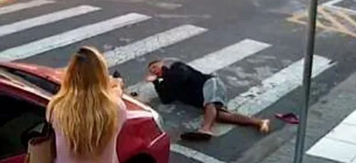 Il sort son arme à la sortie d'une école et se fait finalement...