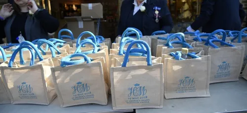Mariage princier : des invités revendent des sacs de cadeaux sur...