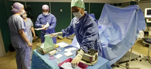 En plein bloc opératoire, deux médecins se mettent dessus !