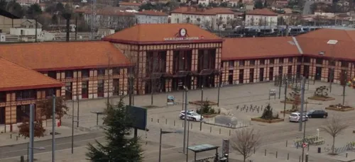 Agee de 9 ans, il quitte le domicile familial et traverse la France...