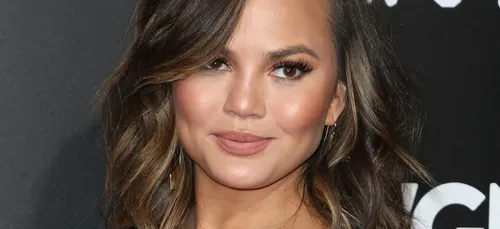 Chrissy Teigen, critiquée pour ses photos d'allaitement ? Sa...