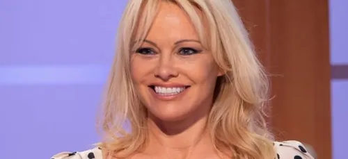 Pamela Anderson fête la victoire de la France, dans une tenus très...