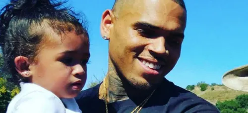 Chris Brown amène sa fille sur scène (vidéo)