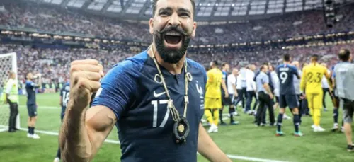 Adil Rami et Pamela immortalisent un moment unique de leur vies...