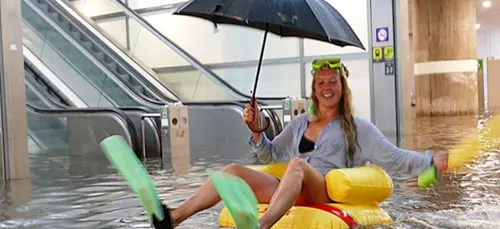 Suède : une station de train inondée, devient une piscine géante !