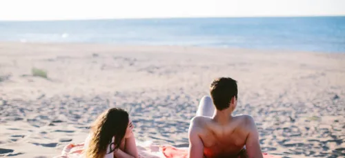 Le naturisme explose en France à cause des récentes températures !