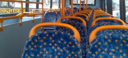 On sait pourquoi les sièges de bus sont si moches... Et c'est...