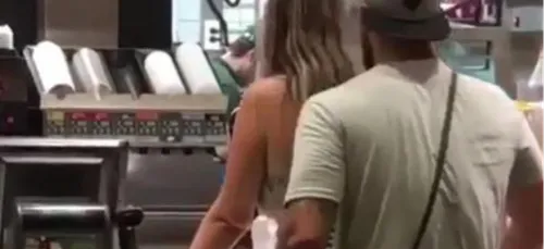 En attendant leur McDo, un couple prend du bon temps dans la file...