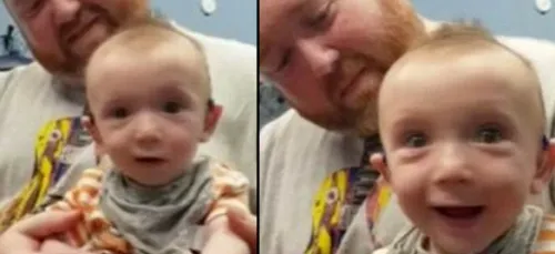 La réaction de cet enfant qui entend sa mère pour la première fois...