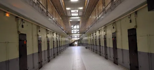 Pour rejoindre son ami en prison, il s'accuse de violences fictives