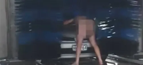 Nouvelle-Zélande : un homme filmé nu, en train de faire un câlin à...