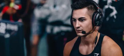 Il quitte sa petite amie pour devenir champion de CoD mais se...