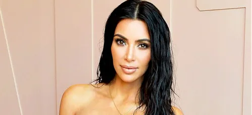 Kim Kardashian dévoile son nouvel implant qui brille dans le noir