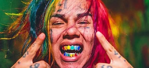 L'équipe de 6ix9ine dégage salement un fan qui est monté sur...