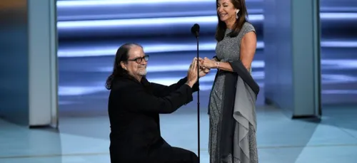 Emmy Awards : il demande sa petite-amie en mariage après avoir...