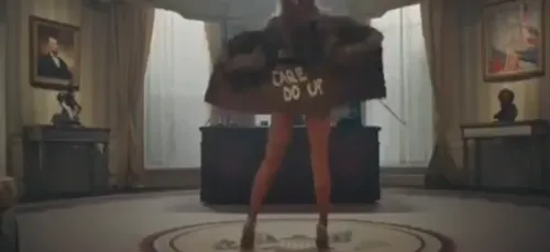 T.I. poste une vidéo de lui, accompagné d'une strip-teaseuse...