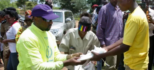En Ouganda, Kanye West offre des Yeezy à des dizaines d'enfants