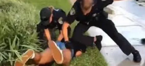 Un policier tabasse une adolescente à terre ! (vidéo)