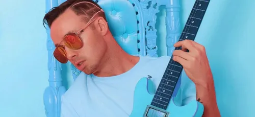 Un rappeur tourne un clip dans un avion, tombe et décède